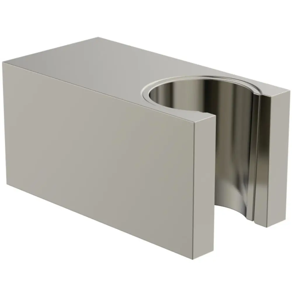 Wandhalter aus Metall mit eckiger Rosette für eine Handbrause. Produkt von Ideal Standard. Oberfläche in einem silbernen Finish.